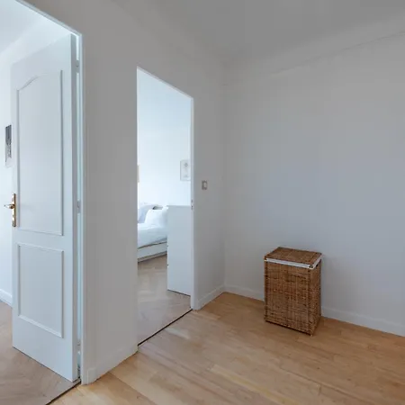 Spacious 2-br Walk To & Center Apartment