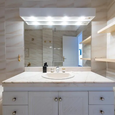 Spacious 2-br Walk To & Center Apartment