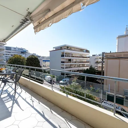 Spacious 2-br Walk To & Center Apartment Cannes