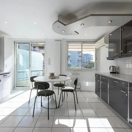 Spacious 2-br Walk To & Center * Cannes