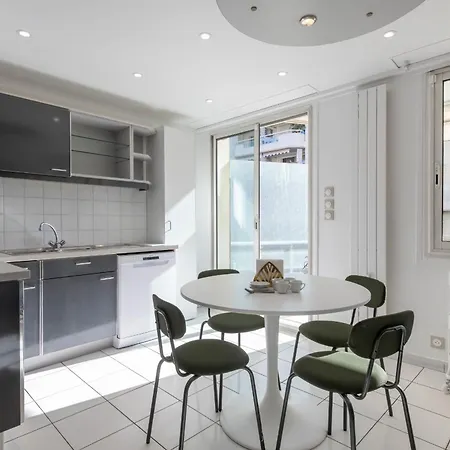 Apartment Spacious 2-br Walk To & Center *