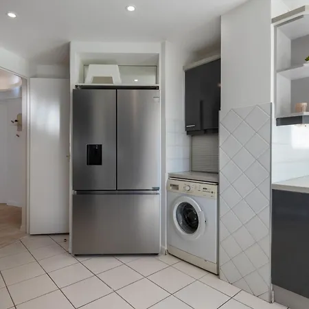 Spacious 2-br Walk To & Center Cannes
