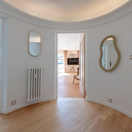 Spacious 2-br Walk To & Center Apartment