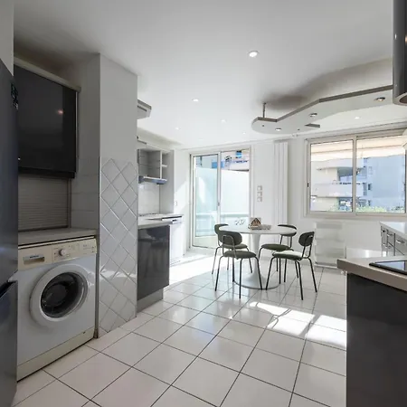 Spacious 2-br Walk To & Center Apartment