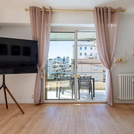 Spacious 2-br Walk To & Center * Cannes