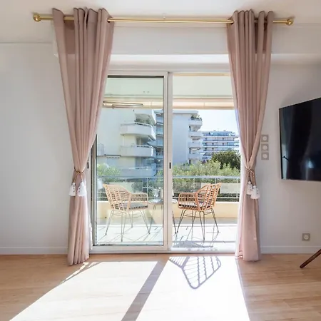 Spacious 2-br Walk To & Center * Cannes
