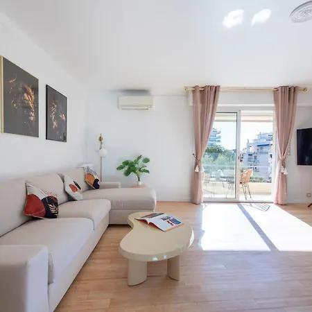 Spacious 2-br Walk To & Center Apartment *