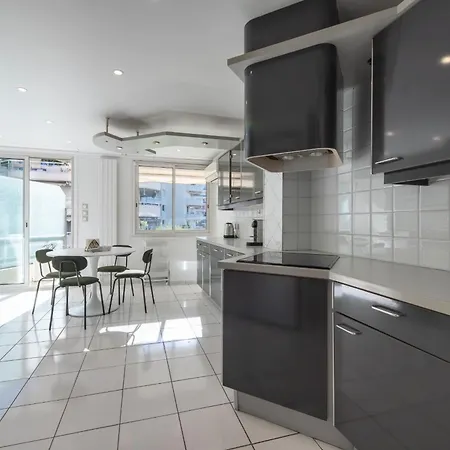 Apartment Spacious 2-br Walk To & Center *