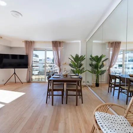 Spacious 2-br Walk To & Center